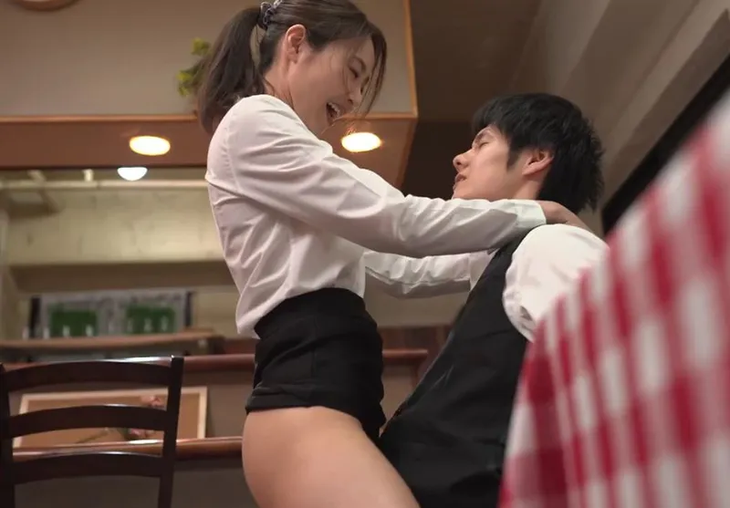 Cậu trai trẻ quan hệ cô nhân viên nữ có chồng nhưng anh xã “yếu”